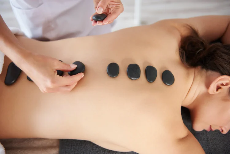 Masaje con Piedras Calientes